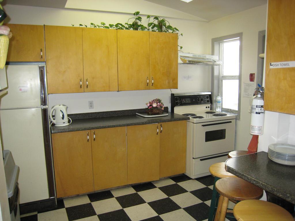 Kelowna Okanagan Lake Hostel Buitenkant foto